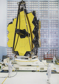 Vue du miroir du JWST partiellement déployé dans le hall d'intégration