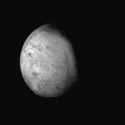 Photo de Triton, le plus gros satellite de Neptune, vu en lumière visible&nbsp;(...)