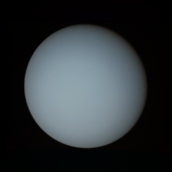 Uranus en lumière visible, vue par Voyager 2 en 1986 (NASA).