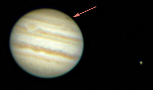27 juillet : Jupiter, la trace d'impact (grise, en haut Ă droite) et le (...)