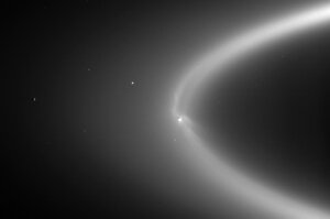 Encelade au sein de son vaste anneau de gaz, observés en lumière visible par (...)