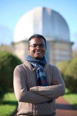 Miguel Montargès devant la coupole du télescope T60 à Meudon