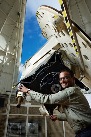 Miguel Montargès en train de positionner le télescope T60 à Meudon en&nbsp;(...)
