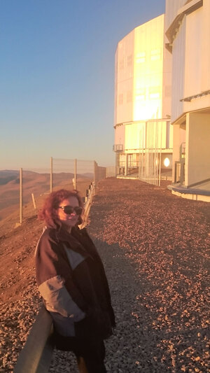 Anne-Marie Lagrange devant l'un des télescopes du VLT de l'ESO sur le site&nbsp;(...)