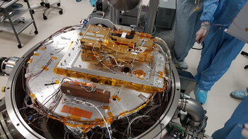 Intégration de l'instrument SuperCam Mast Unit - FM2 dans la cuve SimEnOm (...)