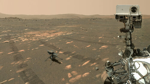 Selfie du rover Perseverance sur le sol martien avec l'hélicoptère&nbsp;(...)