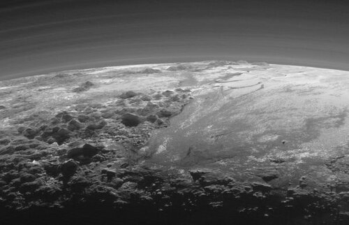 En 2015, la sonde New Horizons de la NASA révèle la surface de (...)