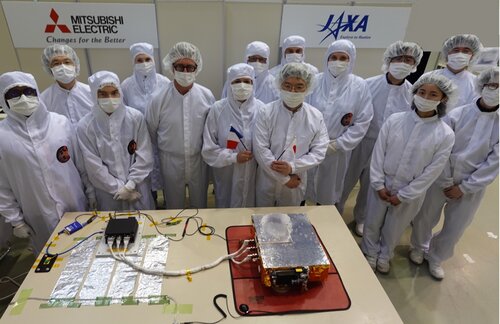 Équipe MIRS avec l'instrument lors de la livraison chez MELCO (Kamakura,&nbsp;(...)