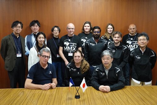 Équipe MIRS lors de la signature pour la livraison à la JAXA chez MELCO (...)