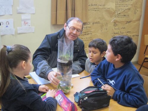 Interaction de Daniel Rouan avec des élèves chiliens en classe primaire, lors (...)
