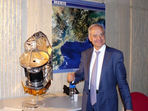 André Brahic dans l'auditorium de l'établissement de Cannes de Thales Alenia&nbsp;(...)