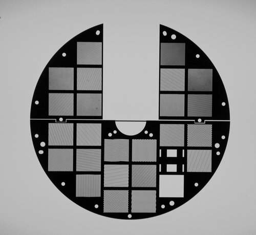 Figure 1 : photographie des grilles à l'avant de l'instrument (...)