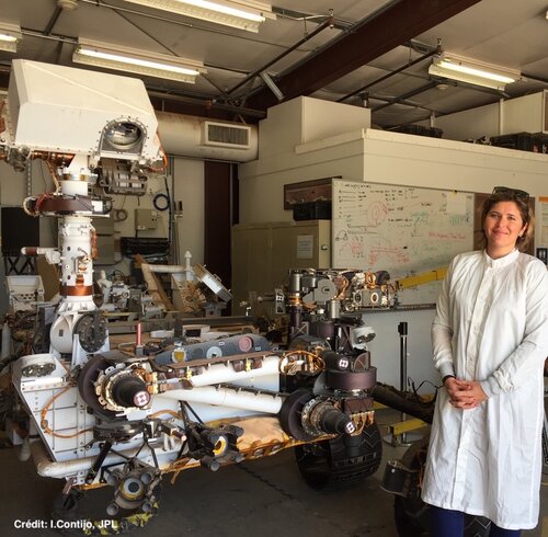 Pernelle Bernardi devant le modèle TestBed du rover Curiosity de la mission (...)