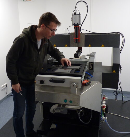 Figure 4 : Le scanner haute résolution NAROO en cours d'installation à (...)