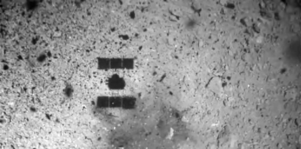 Image prise par la sonde Hayabusa2 à 30 mètres au-dessus de la surface de (...)