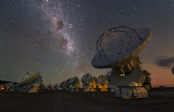 Le radiotélescope ALMA sur le plateau de Chajnantor, à une altitude de 500 (...)