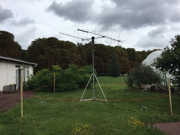 La station de communication avec les antennes d'émission et de réception (...)