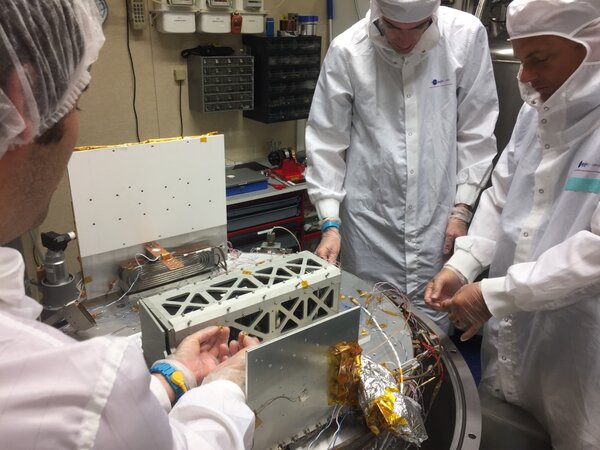 Intégration du satellite dans l'enceinte vide-thermique SimEnOm