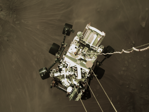 Descente du rover Skycrane soutenu par des câbles depuis la grue (...)